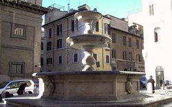 Du khách Mỹ bị phạt tới 450 USD chỉ vì ăn uống trên đài phun nước ở Rome