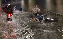Hầm chui trăm tỷ ở Đà Nẵng lại ngập nước sau mưa, nhiều người bị ngã xe