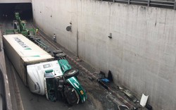 Đồng Nai: Xe container lật ngang trong hầm chui ngã 4 Vũng Tàu, kẹt xe nhiều km