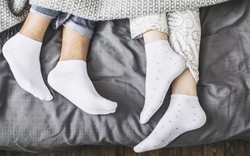 Có đúng đi tất giúp ngủ ngon? Chuyên gia phân tích điều ít người biết, chỉ ra loại tất nên tránh