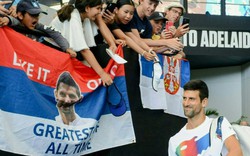 Djokovic rạng rỡ trở lại Australia sau 1 năm bị trục xuất