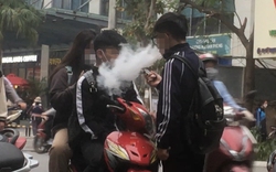 Phóng sự đặc biệt về thuốc lá điện tử ở Hà Nội: Học sinh thản nhiên “phì phèo” gần trường học, bác sĩ BV Bạch Mai đưa cảnh báo