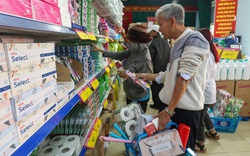 Ấm lòng chợ nhân ái giúp người nghèo sắm Tết: Mua đầy giỏ hàng không mất tiền, ai cũng vui!