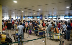 Hành khách xếp hàng dài tại sân bay Tân Sơn Nhất để về quê đón Tết 