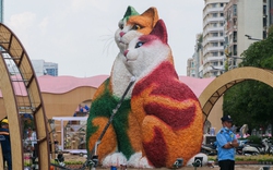 Linh vật mèo lộ diện tại Đường hoa Nguyễn Huệ: Người dân TP.HCM thích thú vì quá đáng yêu