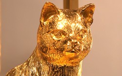 Người dân TP.HCM mua mèo mạ vàng 24k làm quà tặng Tết, xưởng sản xuất "cháy hàng" 