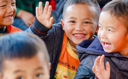 Hơn 1.800 áo ấm đến với các em nhỏ Trạm Tấu, Yên Bái