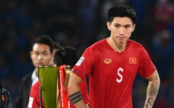 HLV Park Hang-seo và học trò lặng lẽ ngắm nhìn cúp vô địch AFF Cup 