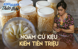 Các chị, các mẹ chọn ngâm củ kiệu bán tại nhà, tưởng đơn giản nhưng vẫn là việc kiếm ra tiền cho mùa Tết lẫn ngày thường
