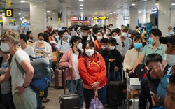 Sân bay Tân Sơn Nhất đông nghịt người chờ về quê đón Tết