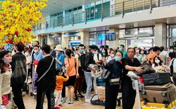 Chiều 28 Tết, hàng nghìn người xếp hàng dài làm thủ tục tại sân bay Tân Sơn Nhất
