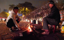Hà Nội: Trắng đêm đốt lửa trông đào trong giá rét
