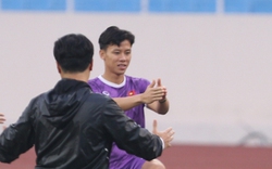 HLV Park Hang-seo kiểm tra sân, đội tuyển Việt Nam đến sớm phải khởi động ngoài đường chạy