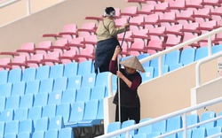 Nhân viên SVĐ Mỹ Đình nỗ lực làm sạch ghế khán giả trận ĐT Việt Nam vs ĐT Myanmar