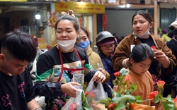 Cảnh mua bán gà luộc sáng 30 Tết ở Hà Nội: Nhân viên dán QR code thanh toán lên áo để kịp phục vụ