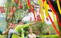 Du khách thích thú hái lộc đầu năm tại lễ hội Đền Thần Tài