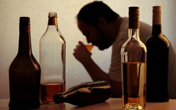 Chuyên gia chỉ ra 6 dấu hiệu cảnh báo bạn đang uống quá nhiều rượu