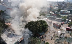 Cháy lớn kho hàng trên phố Tân Khai , khói bao trùm cả khu dân cư