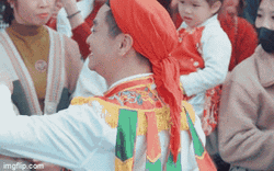 Ảnh, clip: Các trai làng Triều Khúc má đỏ, môi hồng múa điệu "con đĩ đánh bồng" 