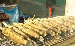 TPHCM: Phố cá lóc tấp nập, nhiều cửa hàng nướng 4.000 con cá để bán ngày vía Thần Tài