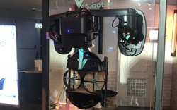 Startup từ Israel trình làng robot AI có khả năng di chuyển linh hoạt như 'người nhện', sẽ dùng để lau kính các tòa nhà chọc trời ở Hồng Kông