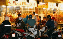 4 giờ sáng ngày 10 tháng Giêng: Người dân TP.HCM xếp hàng vây kín tiệm heo quay, vịt quay mua lễ vật cúng Thần Tài 