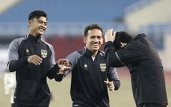HLV Shin Tae Yong kiểm tra mặt sân, các cầu thủ Indonesia thoải mái trước trận đấu với Việt Nam