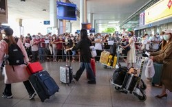 Sân bay Tân Sơn Nhất đông đúc khách quốc tế trong ngày đầu Trung Quốc mở cửa 