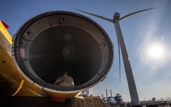Trang trại gió ngoài khơi lớn nhất thế giới sản xuất điện năng đầu tiên