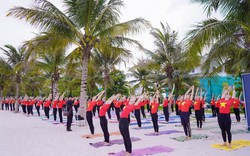 Gần 1.000 người tham gia giải thi đấu Yoga Hướng mặt trời lần 2