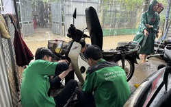 Suất ăn 0 đồng, sửa xe miễn phí giúp người dân vùng ngập lụt
