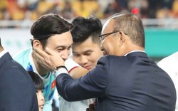 Ông Park Hang-seo bắt tay HLV Troussier, ôm khích lệ các học trò cũ tuyển Việt Nam