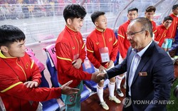 HLV Park Hang-seo động viên HLV Troussier và mong đợi sự trưởng thành của ĐT Việt Nam