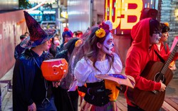 Chùm ảnh: Nhiều người đổ về Itaewon và Hongdae (Hàn Quốc) mừng lễ hội Halloween, công tác bảo vệ an toàn như thế nào?  
