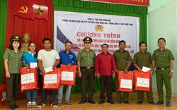 Tuyên truyền phòng, chống ma túy và tặng quà cho người dân vùng cao Thừa Thiên Huế