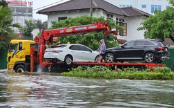 TP Huế ngập nặng do mưa lớn, ô tô chết máy chờ cứu hộ, người dân di chuyển bằng thuyền giữa phố