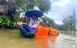Thừa Thiên Huế: Kịp thời hỗ trợ, giúp đỡ nhiều người dân trong mưa lũ
