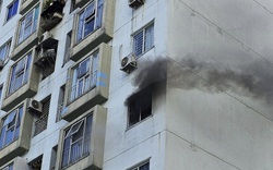 Nhiều người hốt hoảng bỏ chạy ra ngoài khi căn hộ ở chung cư 12 tầng bốc cháy