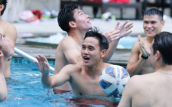Dàn cầu thủ ĐT Việt Nam thoải mái chơi bóng phục hồi dưới nước sau chiến thắng 