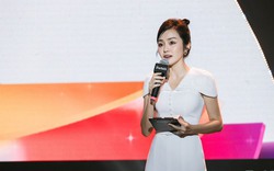 Chân dung nữ MC xinh đẹp, duyên dáng có khả năng dịch live ấn tượng