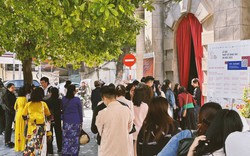 Hà Nội ngay lúc này: Người dân xếp hàng đông nghịt tại tháp nước Hàng Đậu, háo hức chờ tham quan triển lãm