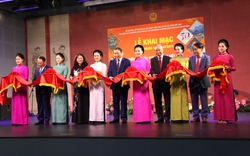 Tranh lụa và sản phẩm thủ công truyền thống của Việt Nam giới thiệu tại Pháp