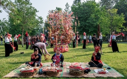 Trình diễn cây Nêu trong Tuần” Đại đoàn kết các dân tộc - Di sản Văn hoá Việt Nam”