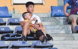 Duy Mạnh ôm con đến cổ vũ Hà Nội FC, HLV Gong Oh-kyun đùa vui cùng Quan Văn Chuẩn