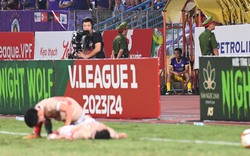 Văn Quyết ngồi một mình ở đường hầm, bất lực nhìn Hà Nội FC thất bại trận thứ 5 liên tiếp