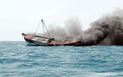Tàu cá cháy và chìm trên biển, nhiều ngư dân kịp thời thoát nạn