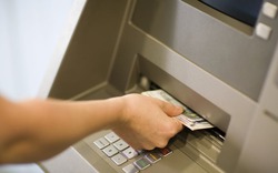 Rút tiền tại ATM nhưng máy 