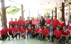 SAKOS trao tặng 100 phần quà cho trẻ em mồ côi tại Bình Thuận