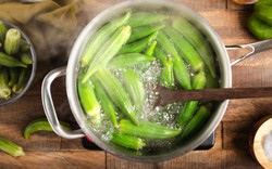 Bác sĩ TikTok chia sẻ bài thuốc chữa xương khớp bằng quả đậu bắp: Liệu đậu bắp có thật sự 