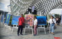 Du khách thích thú “check-in” triển lãm mỹ thuật tại Đà Nẵng